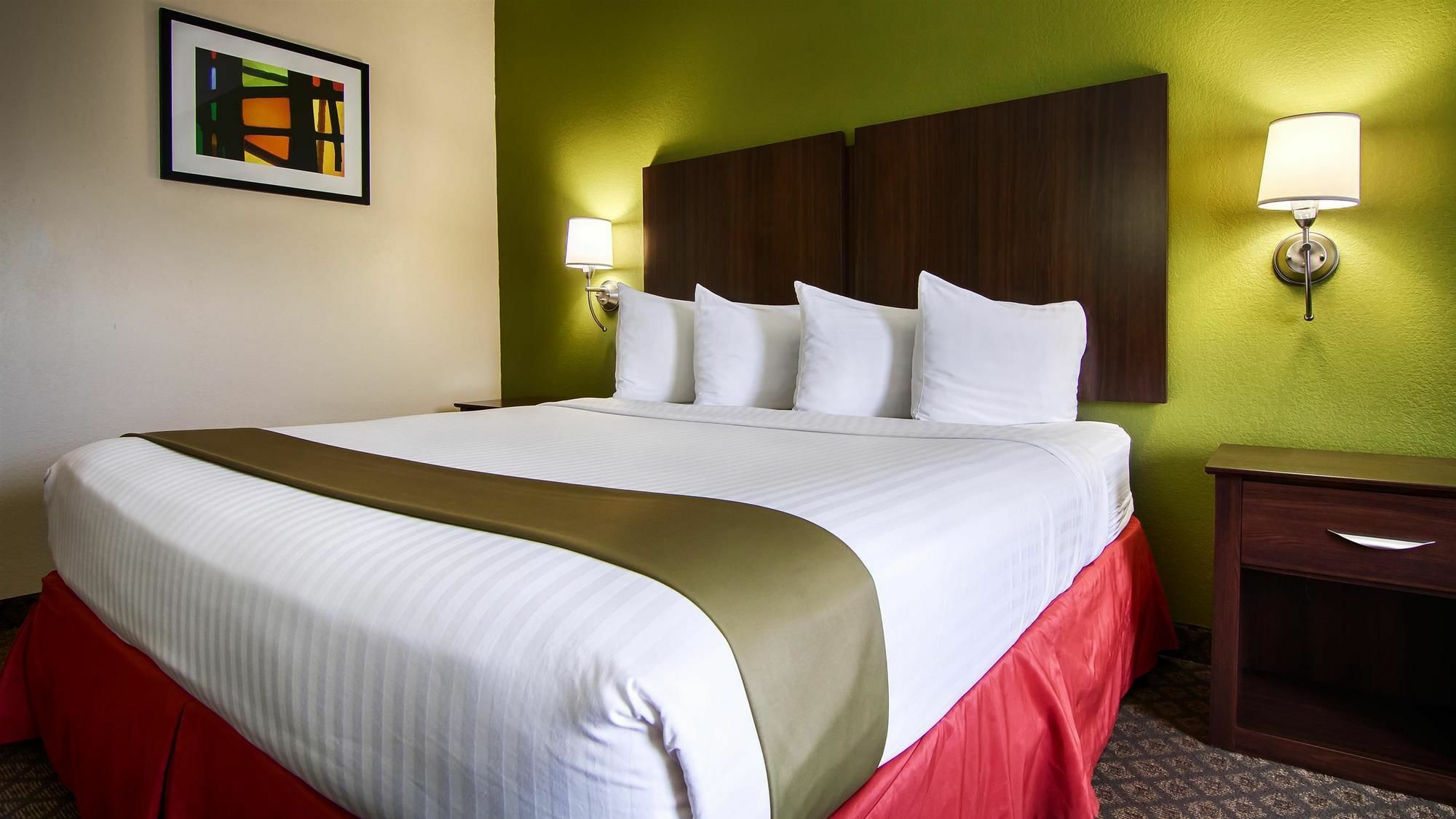 Best Western Rayne Inn Bagian luar foto